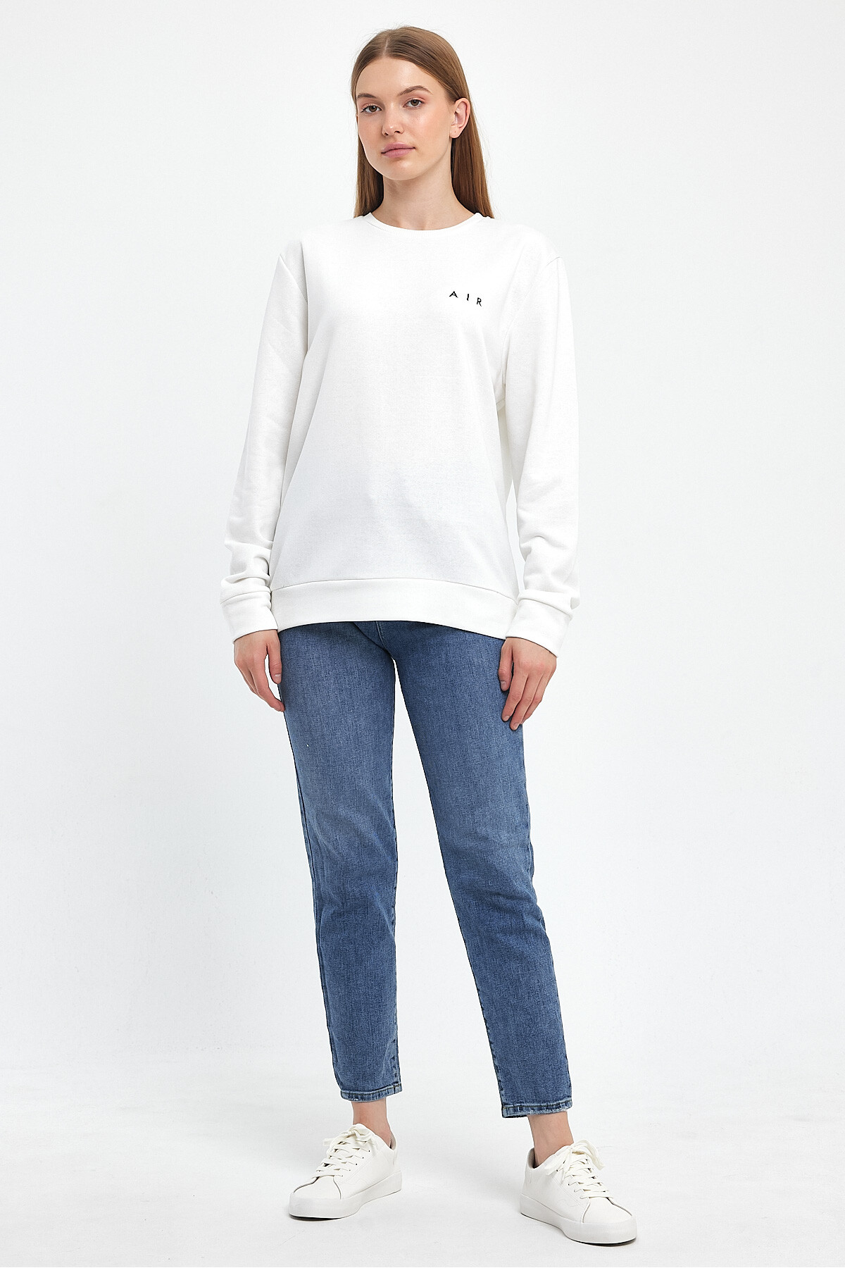 Kadın Bisiklet Yaka Rahat Kalıp 3 iplik Kalın AR Nakışlı Sweatshirt SPR24SWK33