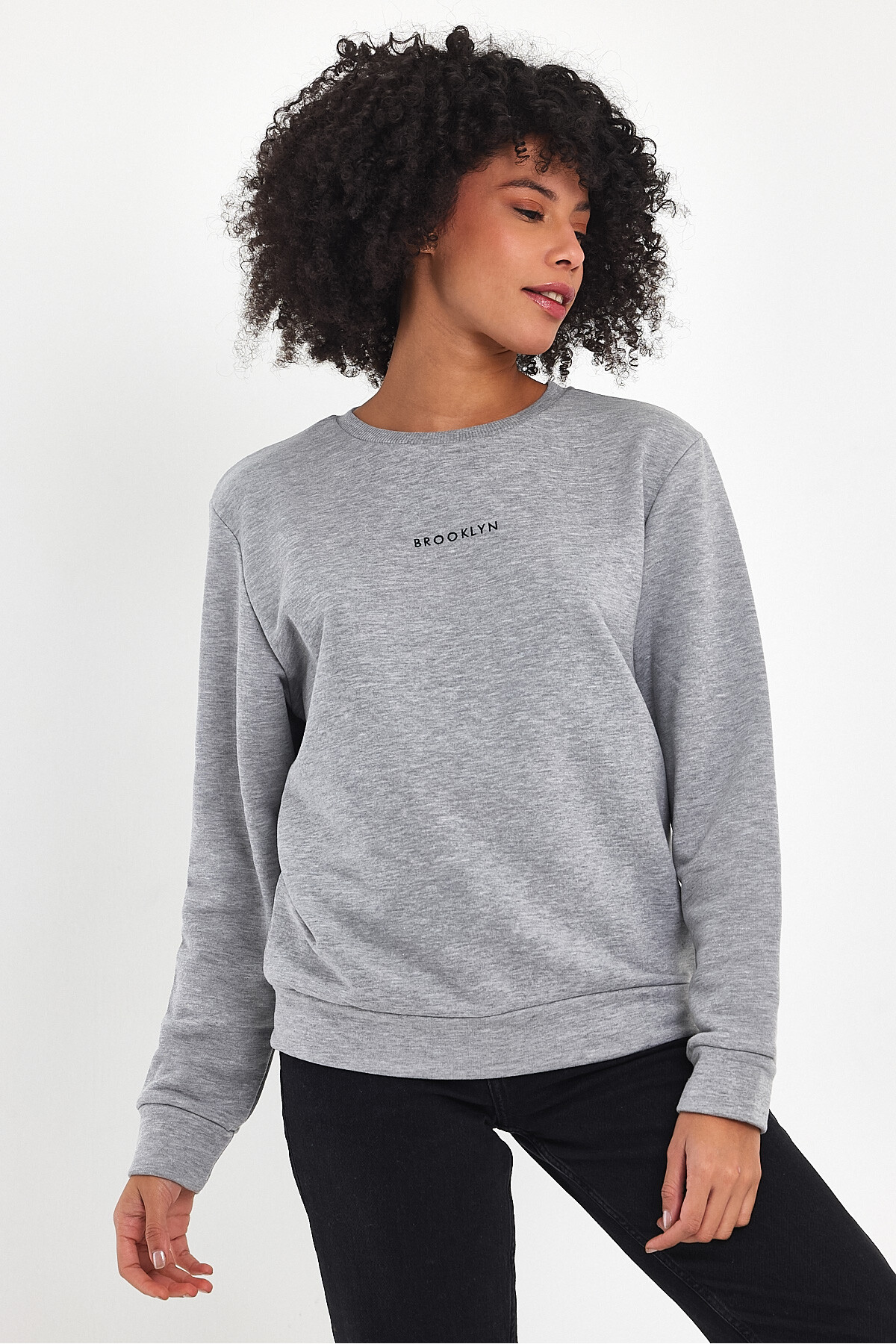 Kadın Bisiklet Yaka Rahat Kalıp 3 iplik Kalın Orta Brooklyn Nakışlı Sweatshirt SPR24SWk34