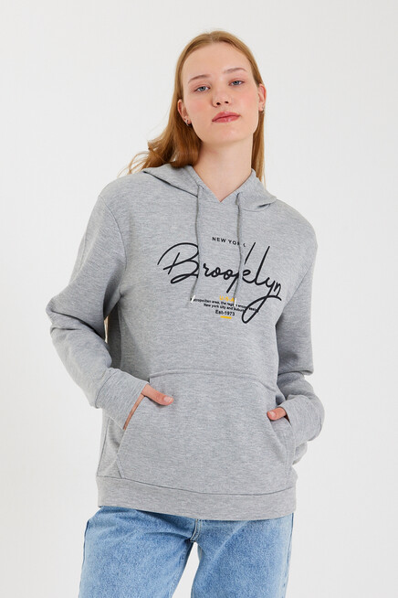 Süperlife Kadın Kapşonlu Regular Fit El Yazılı Brooklyn Baskılı İnce Sweatshirt SPR23SWk361