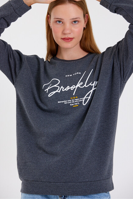 Süperlife Kadın Bisiklet Yaka Regular Fit El Yazılı Brooklyn İnce Sweatshirt SPR23SWK331