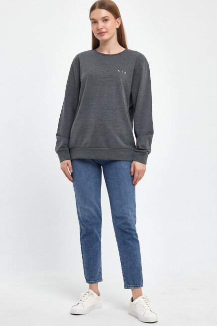 Kadın Bisiklet Yaka Rahat Kalıp 3 iplik Kalın AR Nakışlı Sweatshirt SPR24SWK33