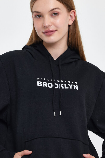 Kadın Kapşonlu Rahat Kalıp İçi Polarlı 3 iplik  W. Brooklyn Baskılı Swetashırt spr24swk04 