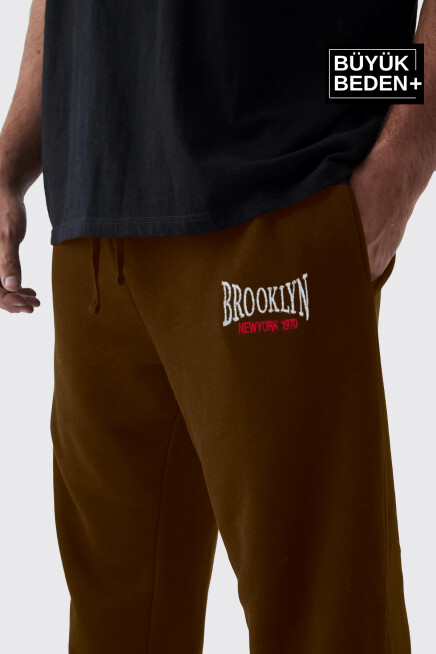 Büyük Beden Paça Lastikli Buyuk Brooklyn Baskılı İnce Eşofman Altı  SPR24BEA49