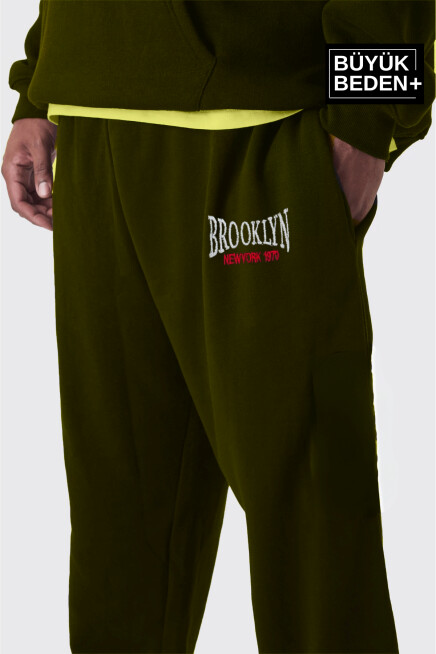 Büyük Beden Paça Lastikli Buyuk Brooklyn Baskılı İnce Eşofman Altı  SPR24BEA49